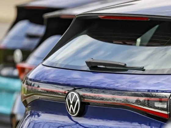 Eltűnhet egy népszerű autómárka: drámai döntésre készül a Volkswagen