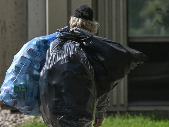 Életveszélyesen fenyegetik az embereket, társasházakba törnek be a gyűjtögetők – rászabadult Budapestre a flakonmaffia