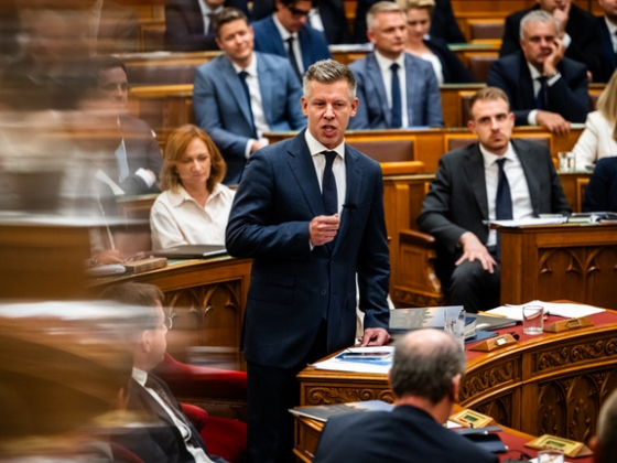 „Ocsmány hazudozó vagy!” – Magyar Péter felszólalása közben elszabadultak az indulatok