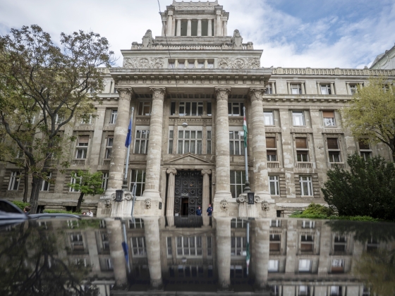 Távozása előtt még kötött a legfőbb ügyész egy szerződést Orbán volt miniszterével