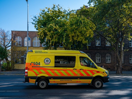 Kizuhant egy dolgozó a mentőszékház hetedik emeletéről