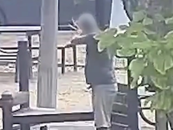 Videón, amint egy férfi csúzlival és csapágygolyókkal veszi tűz alá egy pesterzsébeti bolt kirakatát