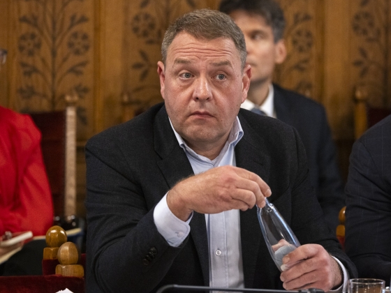 Százmilliárdokat osztott szét a haveroknak, Orbán Ráhel szívügyeit intézte, most eltűnne a ködben