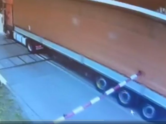 Beragadt egy kamionos két sorompó közé, majd addig bénázott, míg átgázolt rajta a vonat