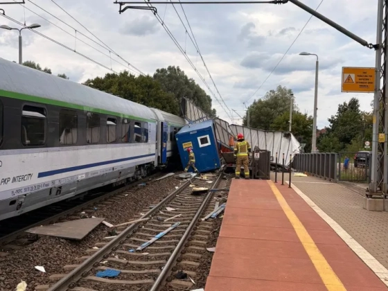Vasúti átjáróba szorult egy teherautó Gdańskban, az érkező vonat kilapítva tolta maga előtt a szállítmányát