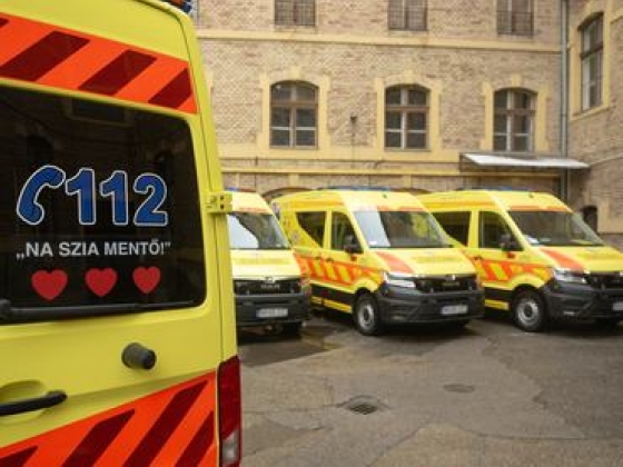Kizuhant egy dolgozó a mentőszékház hetedik emeletéről