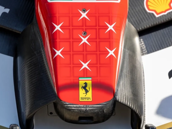 A Ferrari hengerelt a monzai nyitányon; a McLaren hátrányban kezdett