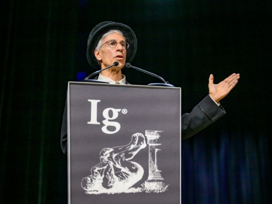 Csótánytej, az alsónadrágok lebomlása és a csók evolúciója – átadták az Ignobel-díjakat