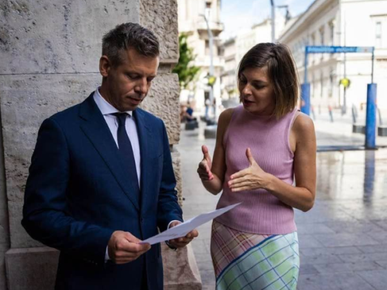 Az ELTE-n tartott tanévnyitót Magyar Péter, kezébe nyomtak egy tájékoztatót, hogy mekkora béremelést szeretnének