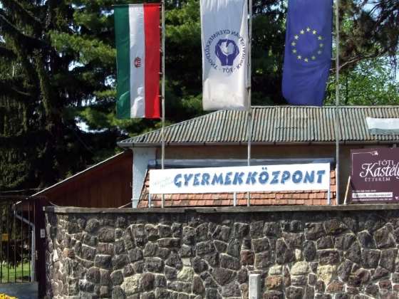 Azonnali hatállyal kirúgták új munkahelyéről a fóti gyermekotthon bántalmazási ügybe keveredett egykori igazgatóját