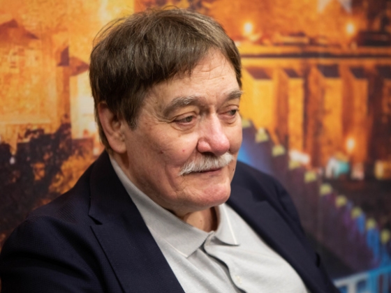 Vinkó József a Facebookon kért segítséget, bizonytalanná vált rádióműsorának sorsa