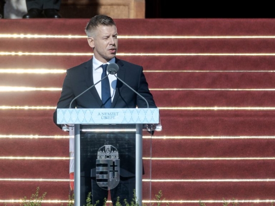 Magyar Péter kezébe nyomták egy papírt, amely demonstrálja az ELTE dolgozóinak tarthatatlan bérhelyzetét