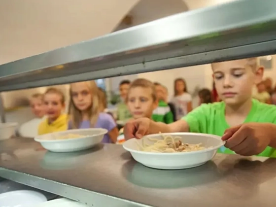 Nemcsak meglopta a kisdiákokat, de az egészségüket is kockáztatta a gyömrői menzamaffia