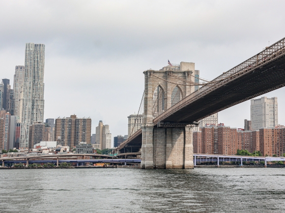 Lelőttek a rendőrök egy férfit, aki előbb felmászott a Brooklyn híd kábeleire, majd rájuk támadt egy késsel