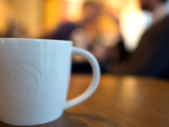 Néhány gramm méz miatt gyűlt meg a baja a Starbucksnak a törzsvásárlókkal