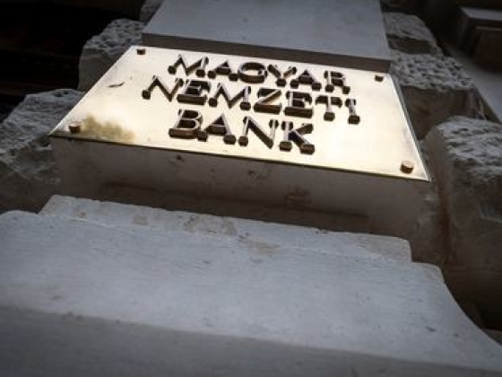 Újabb csontvázak esnek ki az MNB régi szekrényeiből