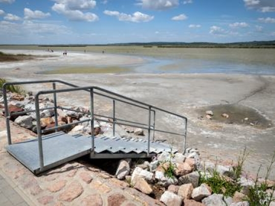 Eldobott abroncsok és iszaptenger: megsínylette a Velencei-tó az idei nyarat, a turizmusnak is befellegzett