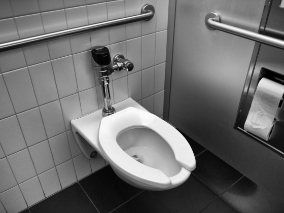 Mi a célja a nyilvános WC-k deszkáján a hézagnak?