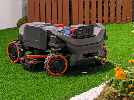 Ez a robotfűnyíró mechanikus kart kapott, hogy szépen le tudja nyírni a kert szegélyeit