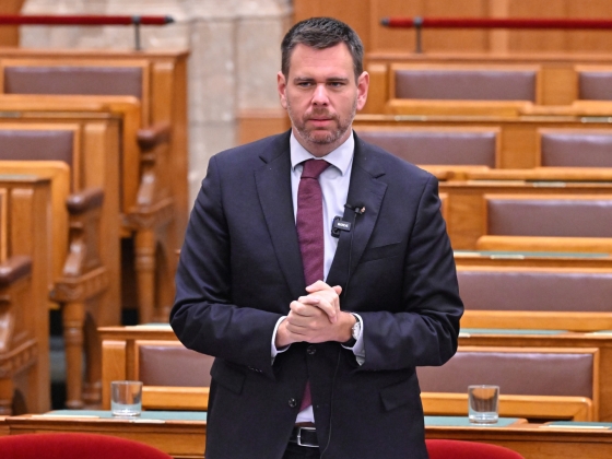 Vitézy Dávid elmondta, mennyit spórol az állam a Lázár János által kiírt koncessziós szerződés elkaszálásával