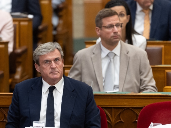 Kapitány István bejelentette, kik kapnak tízmillió forintot