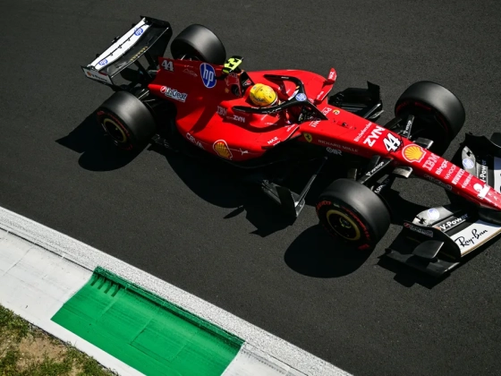 Hamilton és Verstappen egymásnak esett, nem sokon múlott a baleset – videó