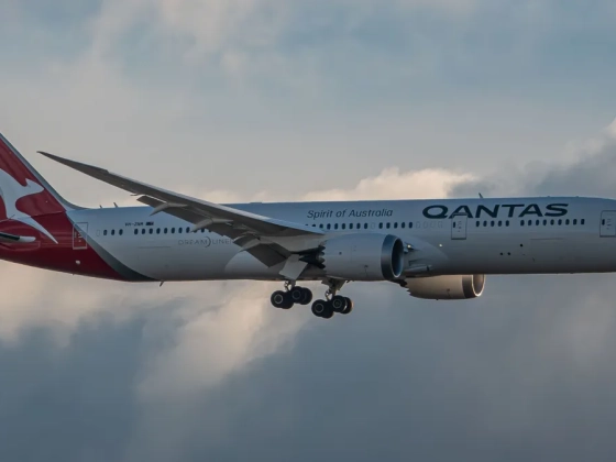 Azonnali kényszerleszállásra volt szükség: lángok csaptak fel egy Boeing hajtóművéből