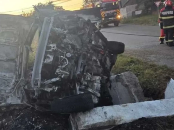 Hídfőnek csapódott, majd kigyulladt egy autó – két kiskorú égett benn