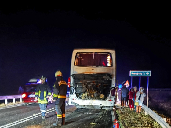 52 lengyel turista ült a buszon, amibe teherautó csapódott - helyszíni fotókon az újabb buszbaleset