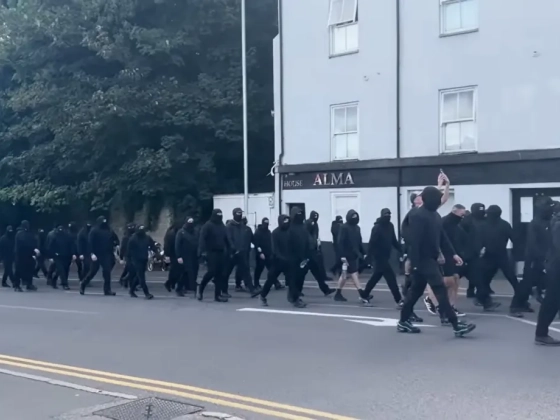 Migránsellenes, fekete símaszkos csoport állta el a doveri kikötőhöz vezető utat, kilométeres sorok alakultak ki