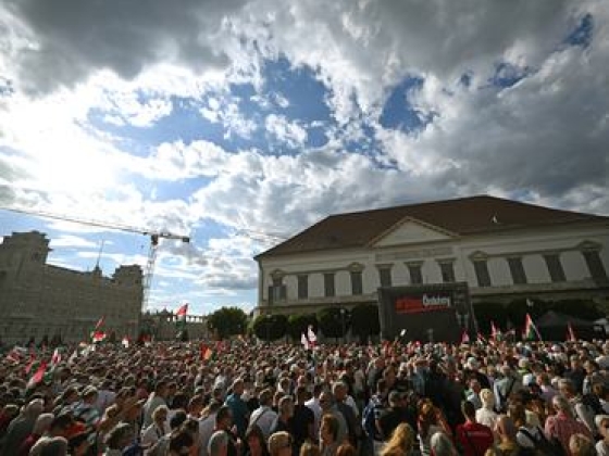 „Eddig és ne tovább!” – Magyar Péternek üzennek a Kossuth térről
