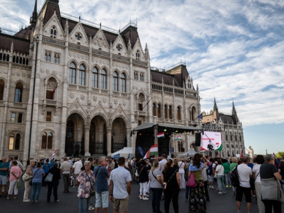 Elkezdődött az újabb kormányellenes tüntetés