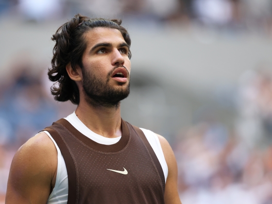Túl sokat mutatott a mellbimbóiból, ezért vett fel egy plusz trikót a US Open sztárja – videó