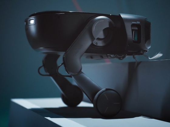 Lenyűgöző, ahogy ez a robotporszívó lábra áll, majd megmássza és letakarítja a lépcsőket