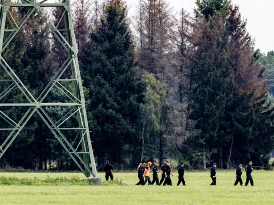 Tizenkét házi készítésű robbanószerkezetet találtak nagyfeszültségű vezetékeknél Németországban
