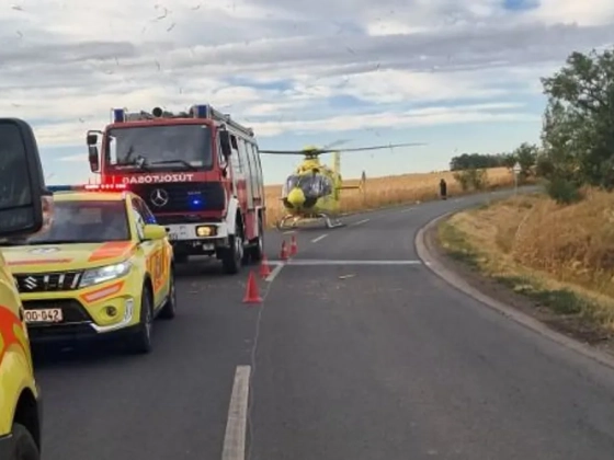 Teljes az útzár: árokba hajtott egy motoros Tiszaszentimre és Tiszaszőlős között, mentőhelikopter érkezett a helyszínre