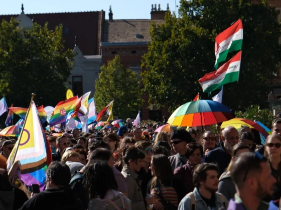 Listáztak minket, az Alkotmányvédelmi Hivatalon keresztül vegzáltak, mondta a Pécs Pride főszervezője az emberjogi fesztivál megnyitóján