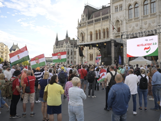 Kormányellenes tüntetést tartottak a Kossuth téren