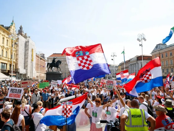 Tízezrek tüntettek Zágrábban, mert a kormány késlekedik több tonna hulladék elszállításával