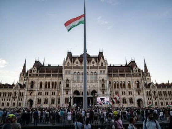 Orbán névnapjára tapsoltak a kormányellenes tüntetők, bár a Fidesz elnöke elhatárolódott