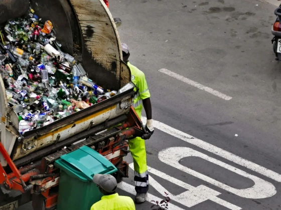 Kukásautóból mentettek ki egy férfit: a szeméttel együtt őt is elvitték - videó