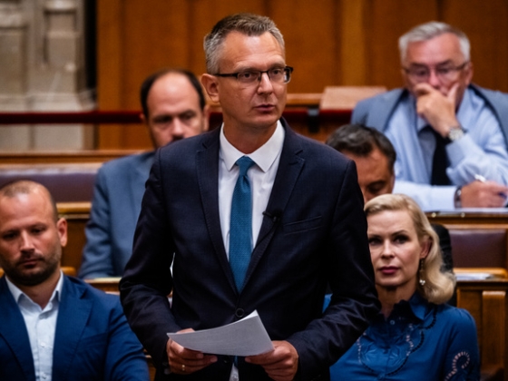 „A pedagógusok nem politikai kampánykellékek” – kifakadt a PDSZ elnöke Rétvári Bence szavai után