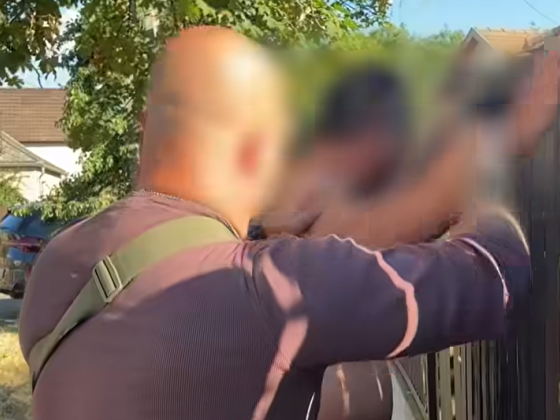 „Attól nagyon-nagyon féltem” – az akkugyáraktól való félelmében fenyegetett kommentben robbantással a debreceni férfi, akit az otthonában fogtak el a rendőrök