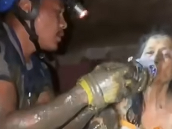 Videó: tíz nap után mentettek ki egy nőt a nepáli villámáradás romjai alól