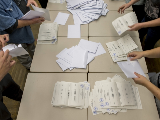 Egymás után oszlottak fel a képviselő-testületek: rendkívüli választásokat tartanak ma több magyar településen