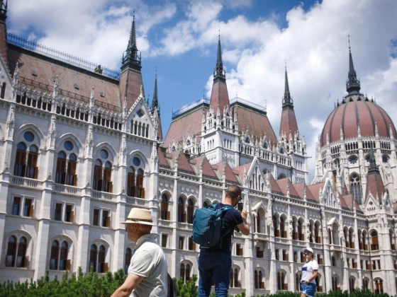 Erre várt fél Magyarország: megvan, mikor tér vissza az Országgyűlés az M1-re – öt és fél órás közvetítés jön, másnap reggel újra kapcsolnak