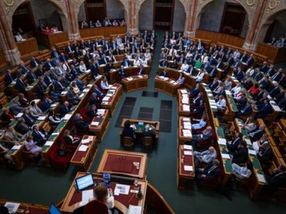 Nagy változás jön: itt láthatjuk élőben a parlamenti csatákat a tévében