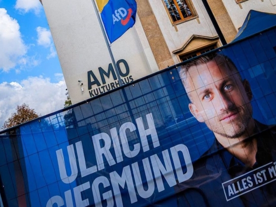 Egészen elképesztő jelenet zajlott: robogóval érkezett szavazni az AfD jelöltje, biztonsági gyűrűben kellett nyilatkoznia – úgy tűnik, pártja megnyeri a választást