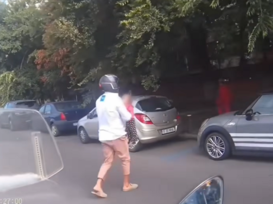 Autók között bolyongott egy kétéves kislány, egy korábbi valóságshow szereplője mentette meg