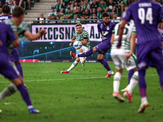 „Ha bántod a Fradit, agyonverünk” – Hatalmas csata a pályán, kemény üzenetek a lelátón – Itt a derbi képes krónikája